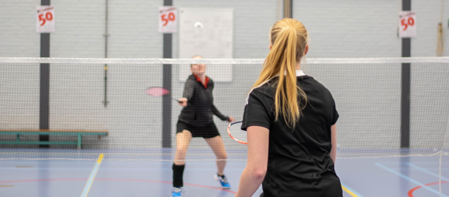 Foto van twee badmintonspelers